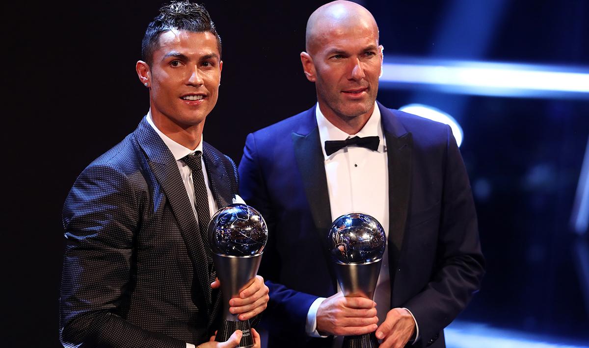 Cristiano Ronaldo (kiri), dan Zinedine Zidane menjadi pria pemain dan pelatih terbaik FIFA 2017. - INDOSPORT