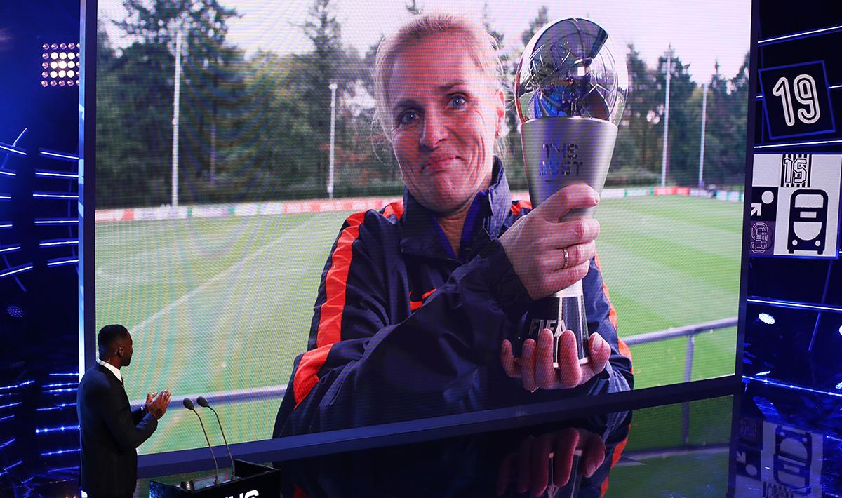 Sarina Wiegman jadi pelatih wanita terbaik FIFA 2017.