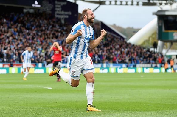 Laurent Depoitre merayakan golnya ke gawang Manchester United. Copyright: INDOSPORT