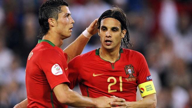 Nuno Gomes bersama Christiano Ronaldo saat masih membela Portugal Copyright: UEFA