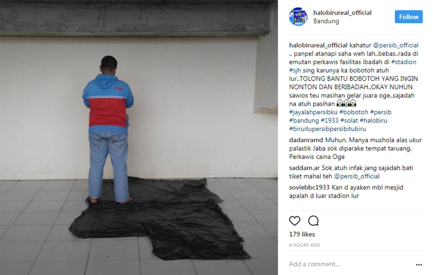 Salah satu Bobotoh saat jalani shalat dengan alas plastik di Stadion Jalak Harupat. Copyright: Bobotoh