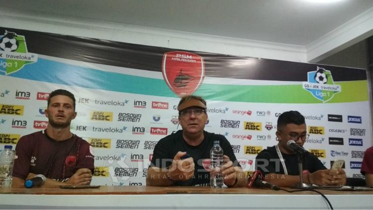 Robert Rene Alberts dalam konferensi pers PSM Makassar.