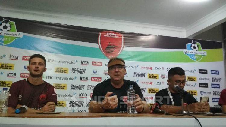 Robert Rene Alberts dalam konferensi pers PSM Makassar vs Persiba Balikpapan. Copyright: Muhammad Nur Basri/INDOSPORT
