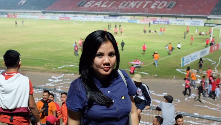 Jak Angel, Selvi Alvionita pose saat di stadion Bali. Copyright: Selvi Alvionita