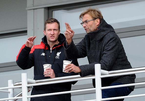 Jurgen Klopp bersama Direktur Akademi Liverpool, Alex Inglethorpe. Copyright: INDOSPORT