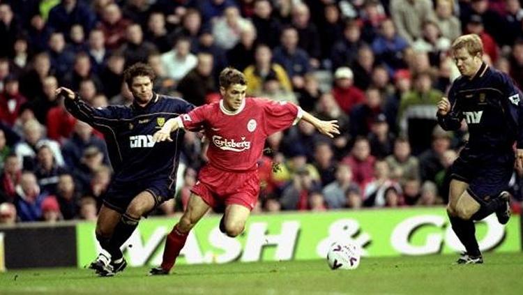 Michael Owen (merah) saat masih bersama Liverpool. Copyright: talksport.com