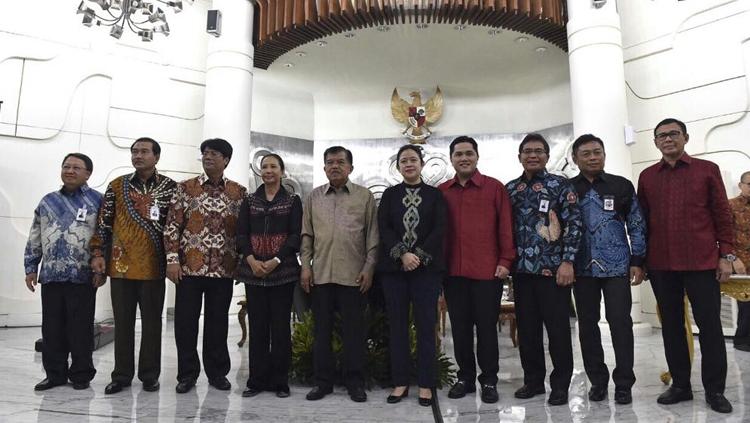 Kedua belihak melakukan foto bersama usai melakukan penandatanganan kerja sama untuk Asian Games 2018. Copyright: INASGOC