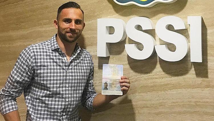 Ilija Spasojevic saat menunjukan paspor Indonesia. Copyright: Instagram/@spaso_87