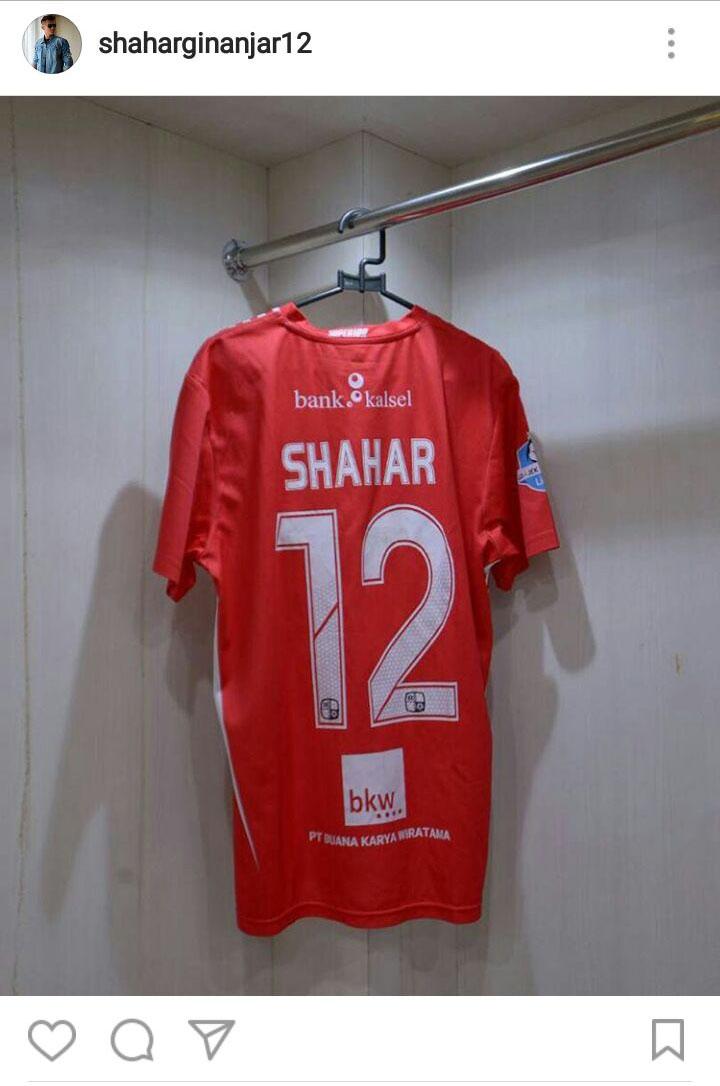 Kiper Barito Putera, Shahar Ginanjar menjual jerseynya untuk diamalkan ke keluarga Alm. Choirul Huda. Copyright: Instagram Shahar Ginanjar