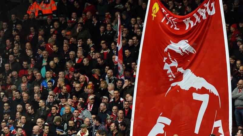 Bendera King Kenny dikibarkan oleh fans Liverpool.