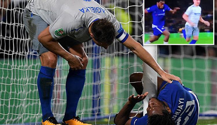Michy Batshuayi saat tabrak tiang gawang.