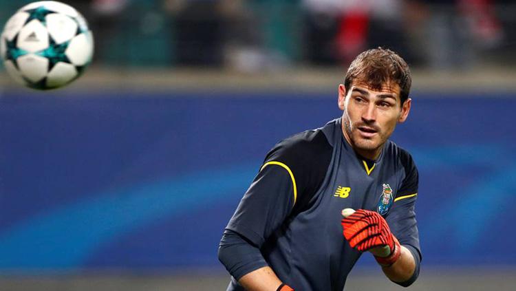 Iker Cassilas tampaknya sudah harus mencari klub baru sebelum pensiun. Copyright: Reuters