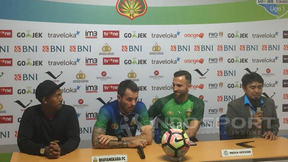 Pelatih Simon McMenemy dan Ilija Spasojevic. Copyright: Muhammad Adi Yahya/Indosport.com