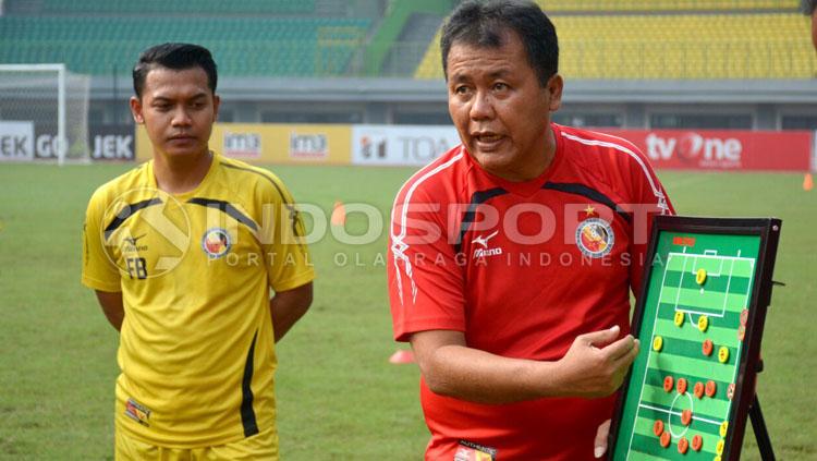 Pelatih kepala Semen Padang, Syafrianto Rusli (kanan).