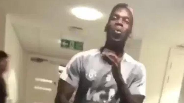 Paul Pogba melakukan goyang dansa. Copyright: thesun