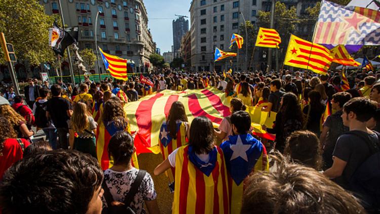 Para pelajar memberikan dukungan untuk kemerdekaan Catalunya. Copyright: INDOSPORT