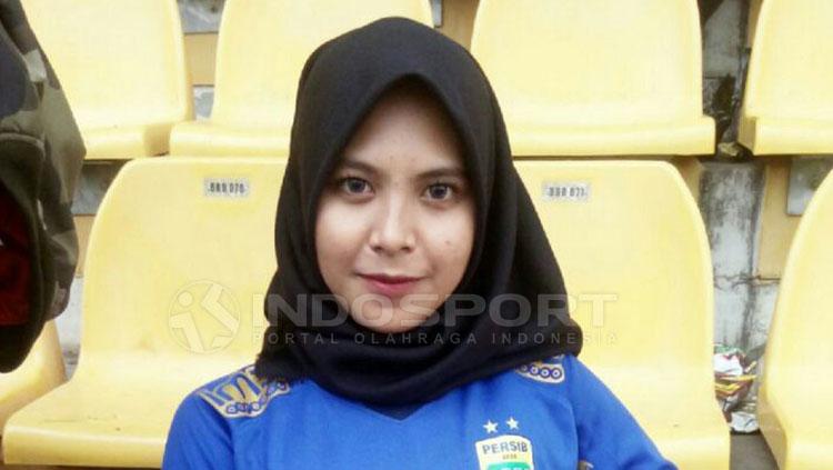 Bobotoh, Karlina Oktaviani berharap Persib Bandung bisa bangkit. Copyright: Arif Rahman/INDOSPORT