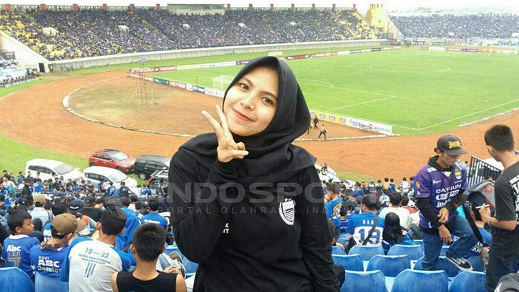 Bobotoh, Karlina Oktaviani berharap Persib Bandung bisa bangkit. Copyright: Arif Rahman/INDOSPORT