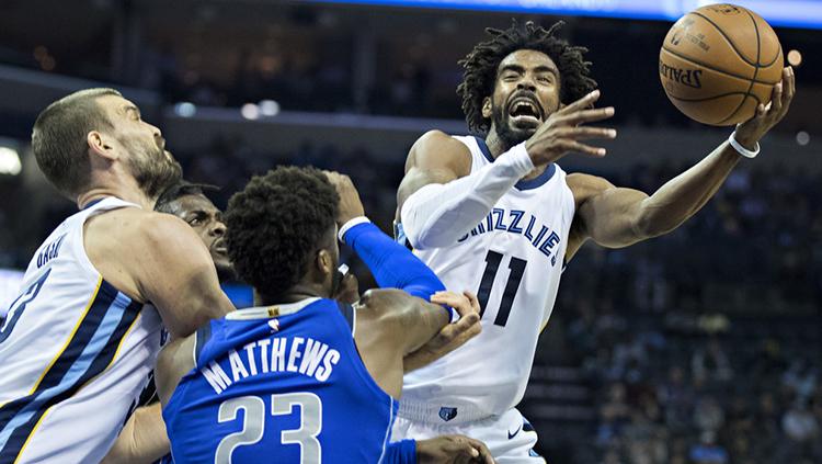 Duel udara pemain Dallas Mavericks melawan Memphis Grizzlies. Copyright: INDOSPORT