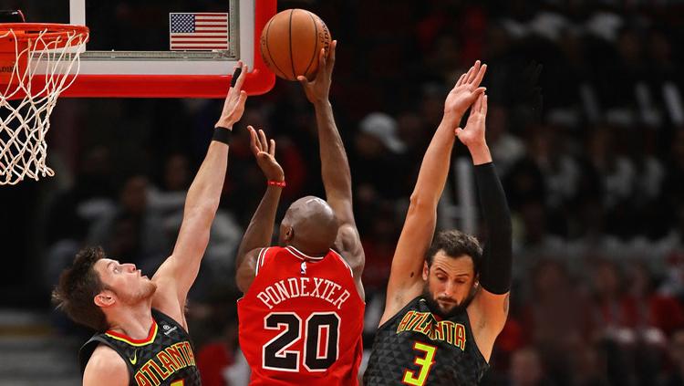 Quincy Pondexter (Chicago Bulls) berusaha memasukan bola ke net Atlanta Hawks. Copyright: INDOSPORT