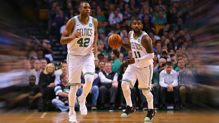 Dua pemain Boston Celtics tengah mengontrol bola ke depan lawan. Copyright: INDOSPORT