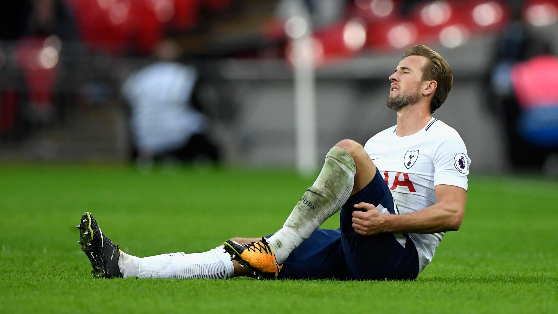 Harry Kane mengalami cidera hamstring saat laga kontra Liverpool. Copyright: Goal