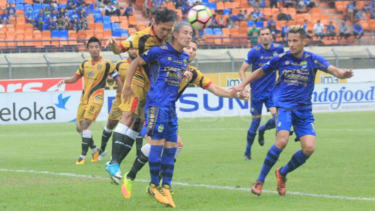 Duel udara pemain Persib Bandung melawan Mitra Kukar. Copyright: Arif Rahman/INDOSPORT