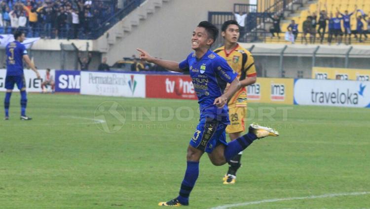 Febri Haryadi melakukan selebrasi usai membobol gawang Mitra Kukar. Copyright: Arif Rahman/INDOSPORT