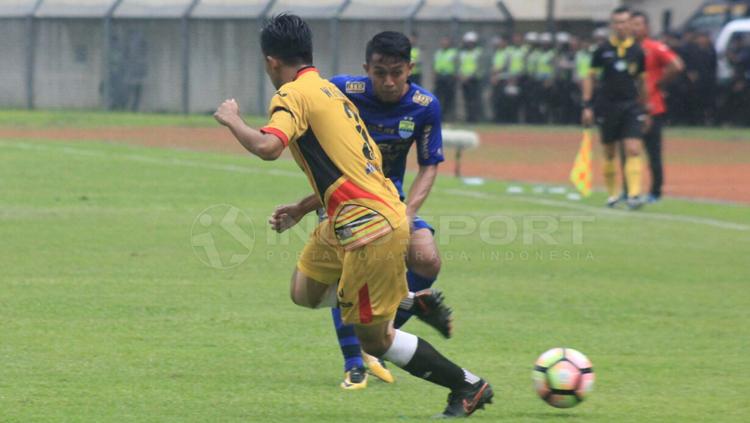 Febri Haryadi tengah mengontrol bola dan melewati pemain Mitra Kukar. Copyright: Arif Rahman/INDOSPORT