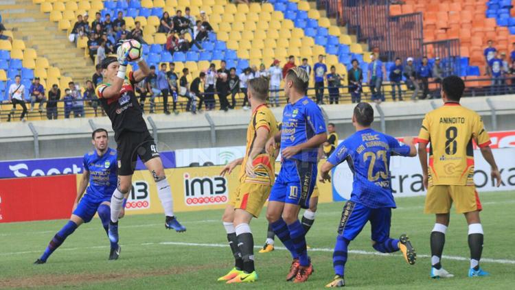 Kiper Mitra Kukar telah berhasil mengamankan bola. Copyright: Arif Rahman/INDOSPORT