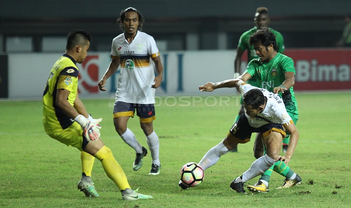 Aksi striker Bhayangkara FC, Ilham Udin Armaiyn (kanan) dijaga ketat para pemain belakang Persela Lamongan. Herry Ibrahim/INDOSPORT.