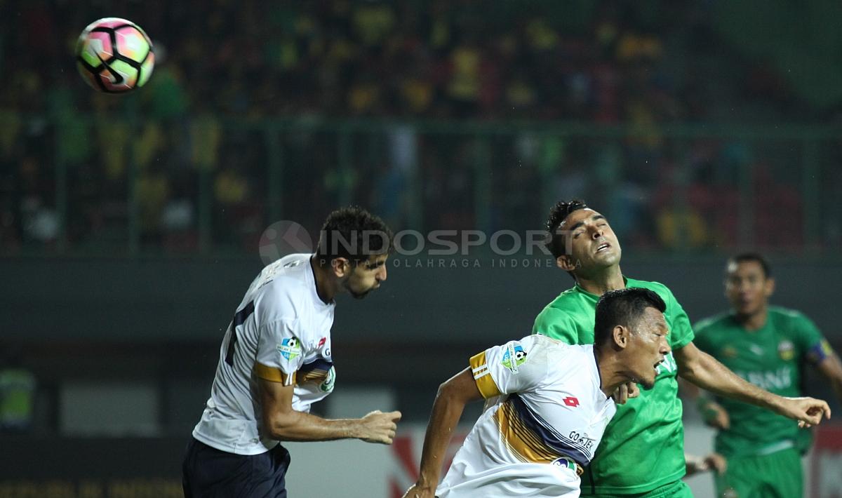 Duel Udara Otavio Dutra dengan pemain belakang Persela, Ramon Rodrigues (kiri). Herry Ibrahim/INDOSPORT.