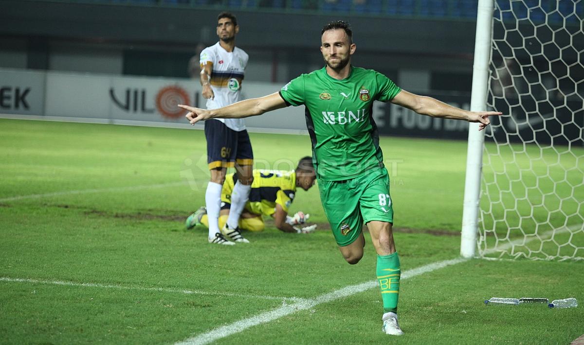 Selebrasi penyerang Bhayangkara FC, Ilija Spasojevic usai mencetak gol pertama. Herry Ibrahim/INDOSPORT.