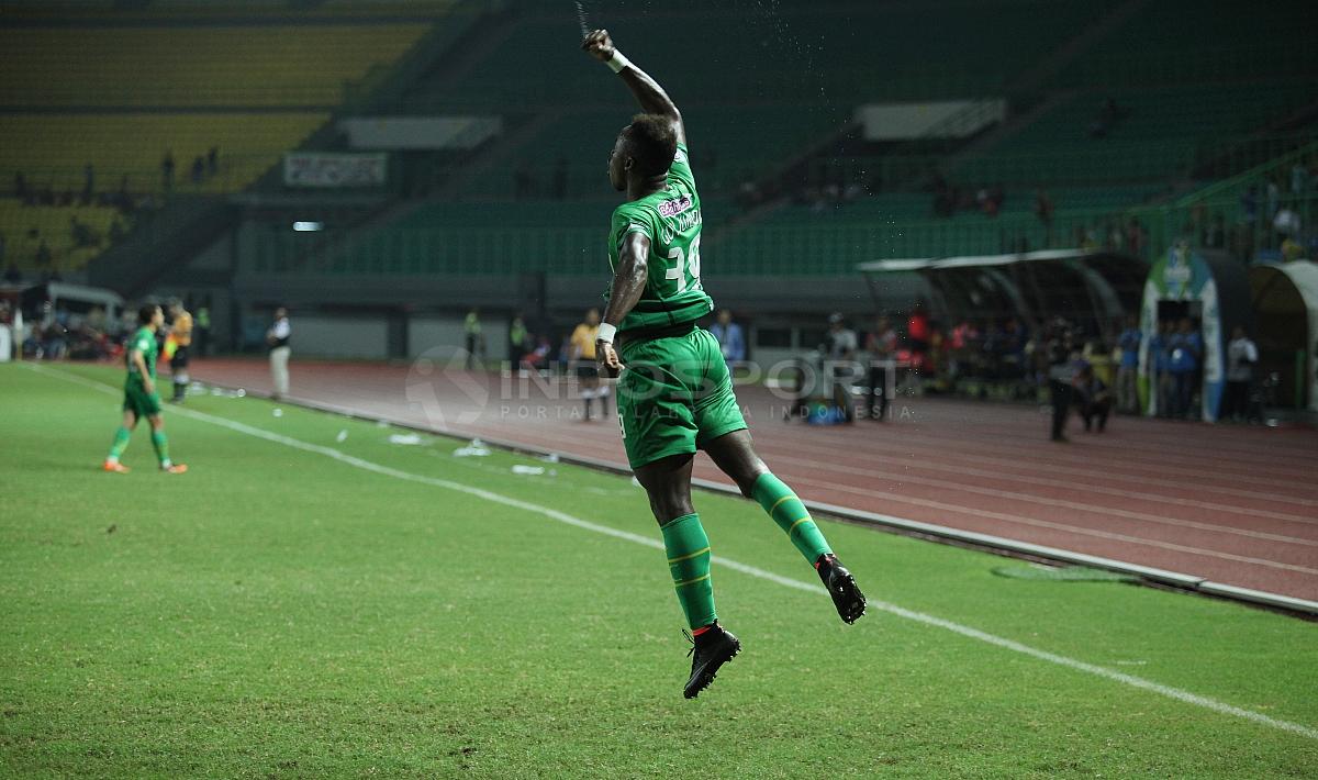 Selebrasi striker Bhayangkara FC, Guy Junior usai mencetak gol ketiga. Herry Ibrahim/INDOSPORT.