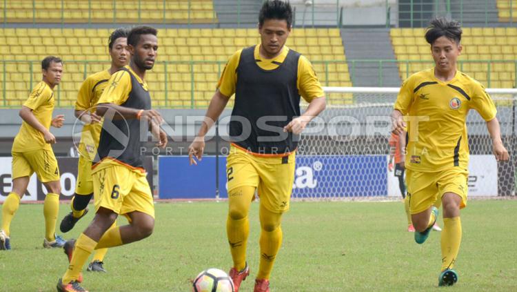 Wakil Kapten Semen Padang, Novan Setya Sasongko saat berlatih. Copyright: Taufik Hidayat/INDOSPORT