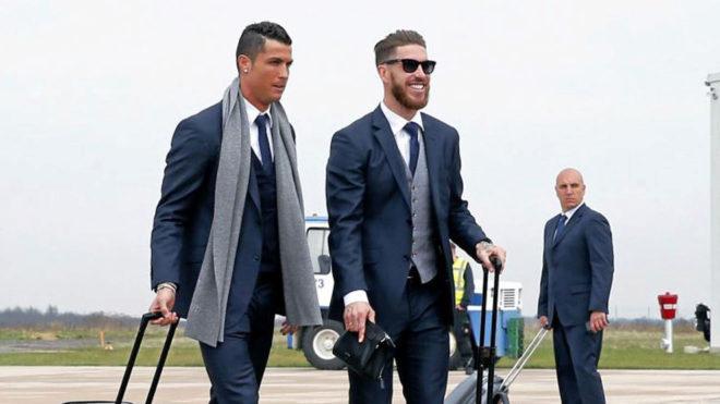 Dua pemain bintang Real Madrid, Cristiano Ronaldo (kiri) dan Sergio Ramos saat sedang ingin terbang ke Girona. Copyright: Marca