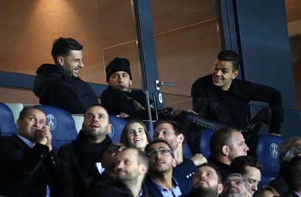 Thiago Motta (kiri), Neymar Jr. (tengah), dan Hatem Ben Arfa, tiga pemain bintang PSG yang menyaksikan pertandingan timya dari tribun penonton. Copyright: INDOSPORT