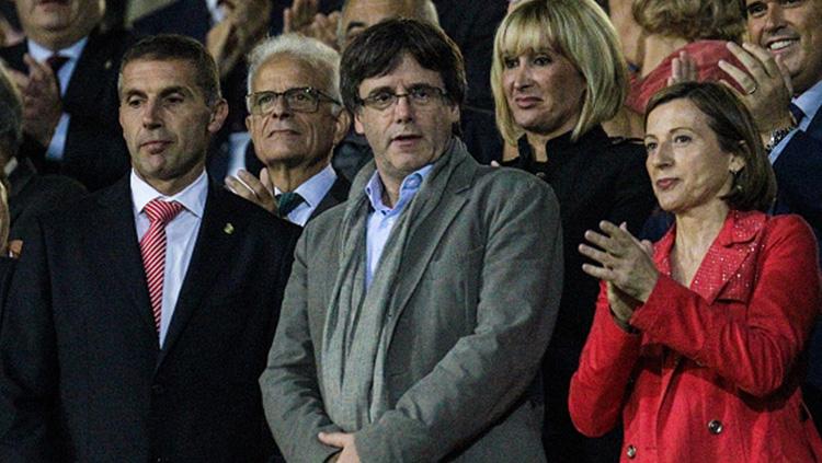 Presiden Girona FC, Delfi Geli (kiri) bersama Presiden Catalunya, Carles Puigdemont (tengah) dan Carme Forcadell. Copyright: INDOSPORT