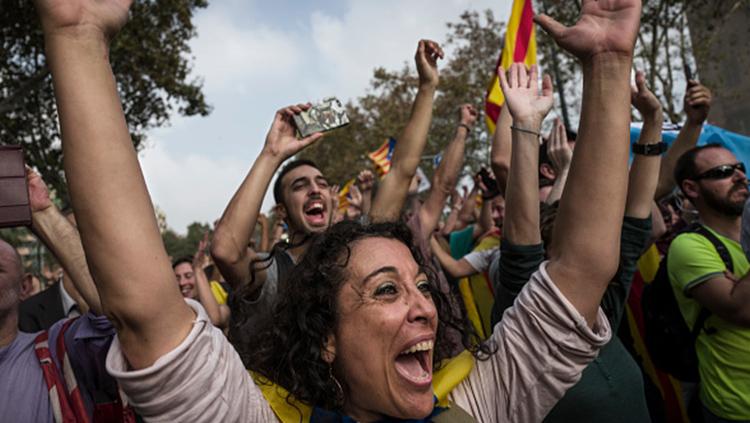 Warga Catalunya menunjukkan rasa bahagianya pasca Parlemen Catalunya umumkan kemerdekaan. Copyright: INDOSPORT