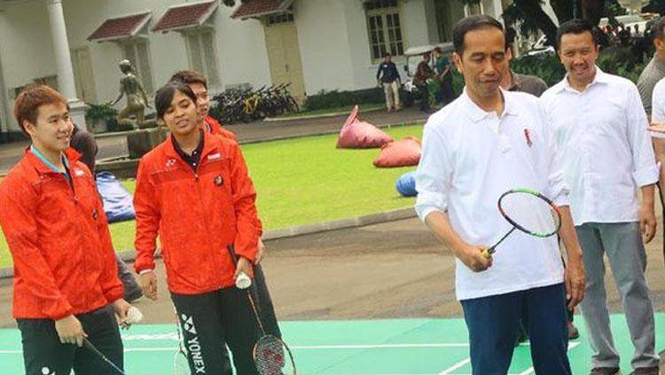 Presiden RI, Jokowi bermain bulutangkis dengan Marcus Fernaldi Gideon, Kevin Sanjaya Sukamuljo, dan Gregoria Mariska Tunjung. Copyright: Cnnindonesia.com