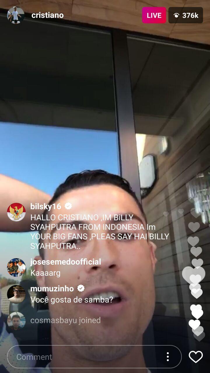 Billy Syahputra menuliskan komentar saat Cristiano Ronaldo melakukan live di Instagram Story. Copyright: INDOSPORT