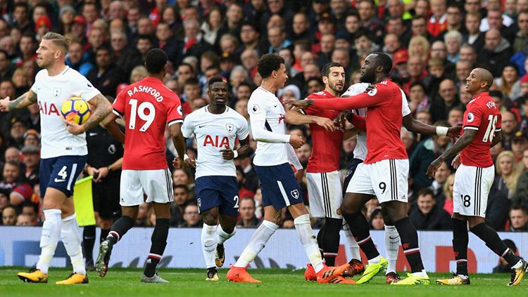 Saat keributan antara Ashley Young dengan Dele Alli. Copyright: Getty Images