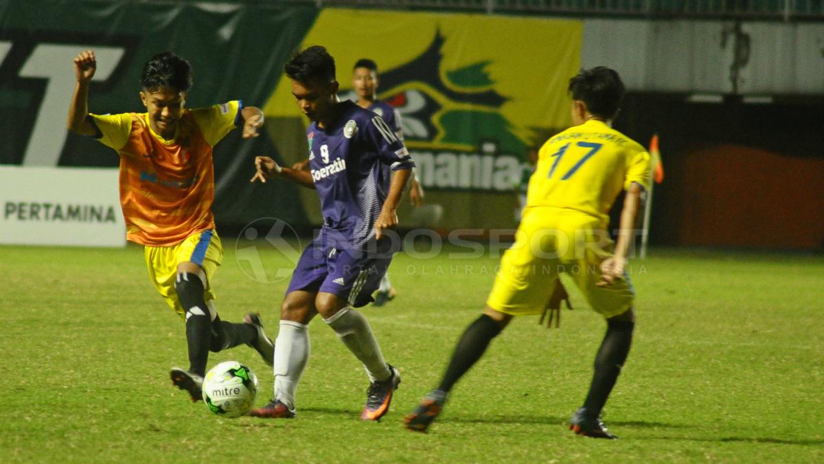 Duel pemain dalam laga Persita Tangerang vs Penajam Utama.