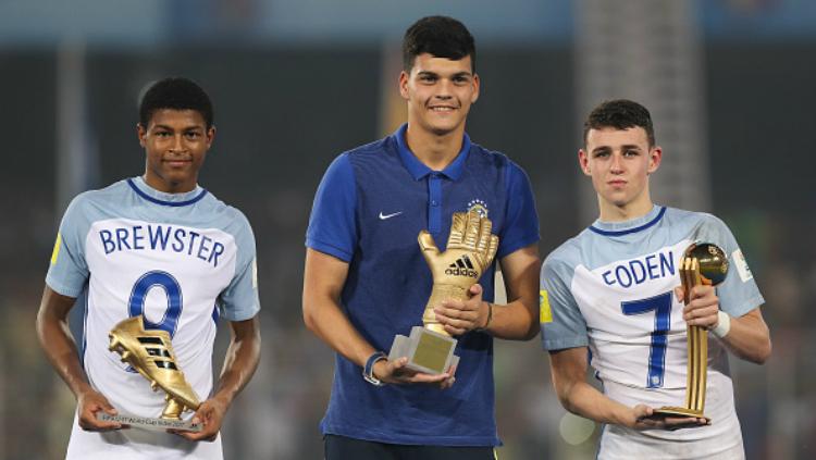 Top skor Rhian Brewster (kiri), kiper terbaik Gabriel Brazao (tengah), dan pemain terbaik Piala Dunia U-17 Phil Foden. Copyright: INDOSPORT