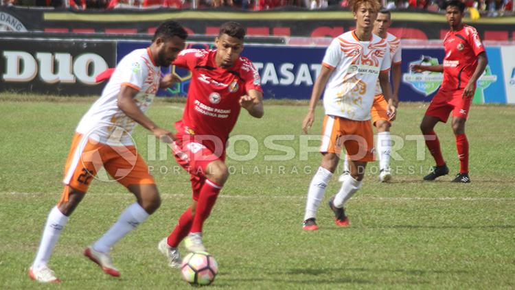 Cassio Fransisco de Jessus dimainkan Syafrianto sebagai gelandang bertahan. Copyright: Taufik Hidayat/INDOSPORT