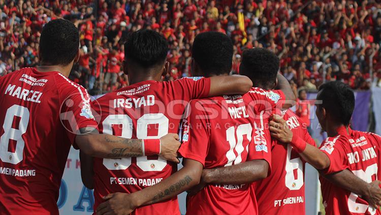 Selebrasi pemain Semen Padang. Copyright: Taufik Hidayat/INDOSPORT