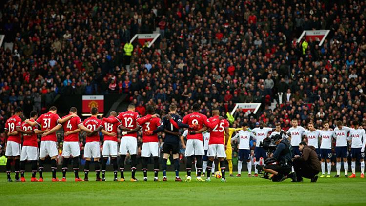 Para pemain Manchester United dan Tottenham Hotspur melakukan aksi hening sejenak. Copyright: INDOSPORT