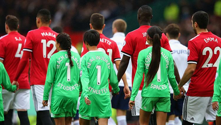 Nama unik di jersey para pemain Manchester United dan maskot. Copyright: INDOSPORT