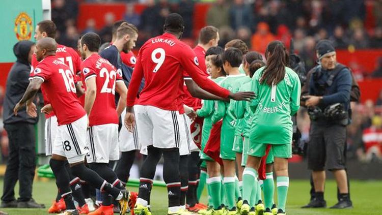 Para pemain Manchester United berganti dengan jersey asli. Copyright: Thesun.co.uk