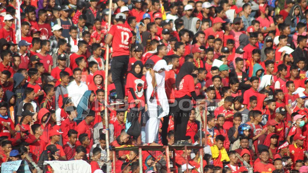 Suporter Semen Padang yang menyesaki setiap sudut Stadion Haji Agus Salim. Copyright: INDOSPORT/Taufik Hidayat